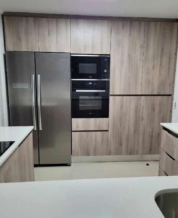 Columna de electrodomésticos con frigorífico americano inox, horno y microondas empotrados