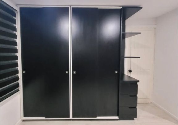 Armario de dos cuerpos lacado en negro con estantería y mueble escritorio auxiliar