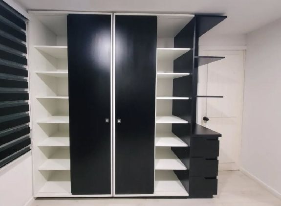 Vestidor con estanterías abiertas en blanco y negro y cajonera de esquina