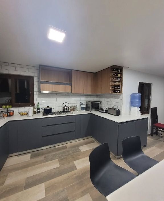 Cocina en gris antracita con alicatado blanco tipo metro y botellero de madera