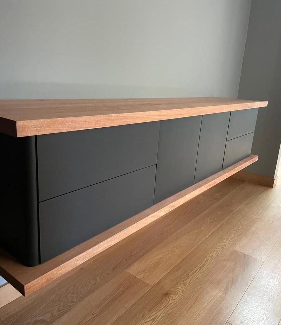 Mueble bajo suspendido en gris antracita con tapa de madera maciza en tono cálido