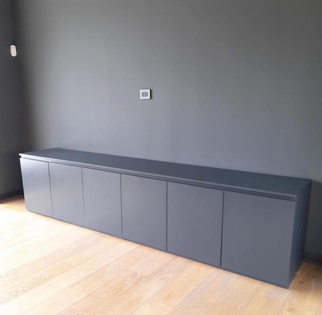 Mueble bajo de salón en Ferrol, lacado en gris grafito con puertas abatibles sin tirador