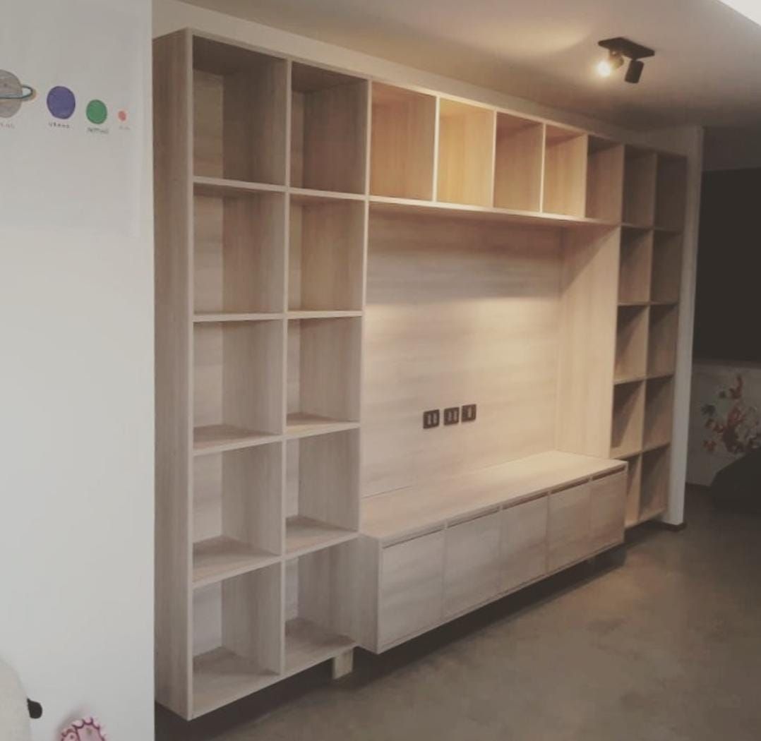 Mueble infantil de estanterías cubo en madera clara, con hueco para televisor, en Ferrol