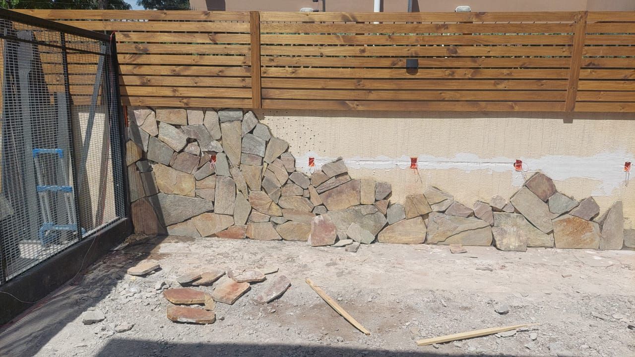 El mismo patio durante la obra
