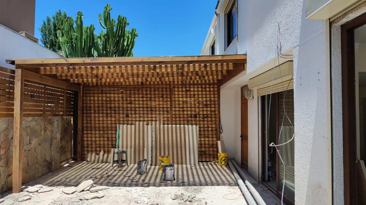 Pérgola y patio exterior