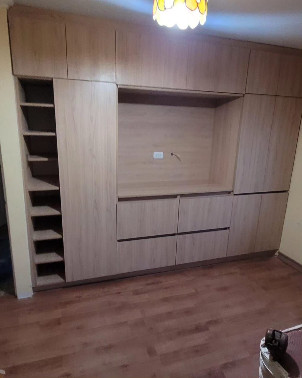 Mueble compuesto por armario alto, hueco de televisor y zapatero abierto de baldas estrechas